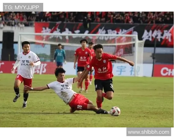 足球明星扎绷带的瞬间捕捉展现运动员拼搏精神与坚韧不拔的决心